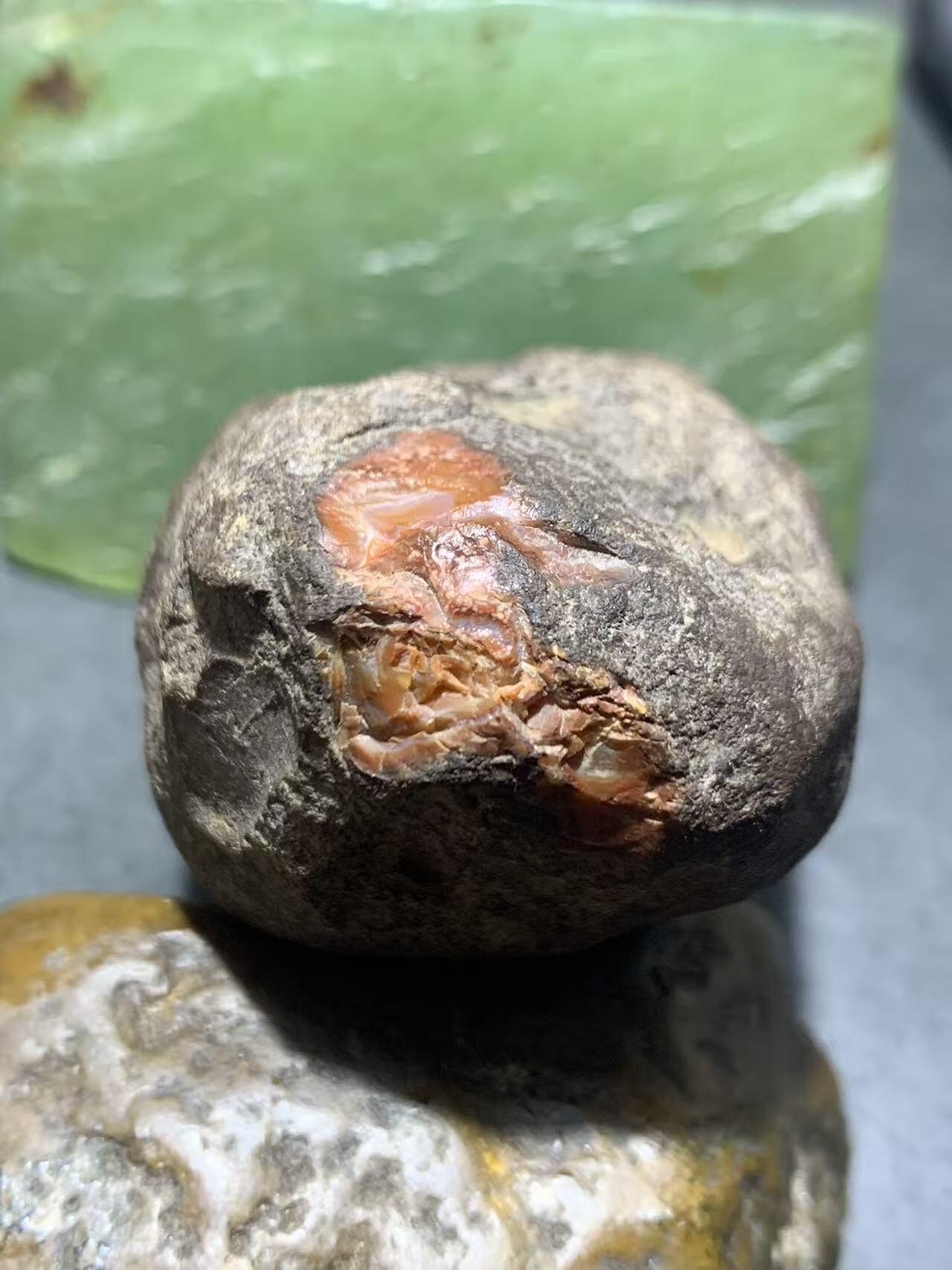 精美南红玛瑙原石伴生矿红碧石开窗料原石一颗，