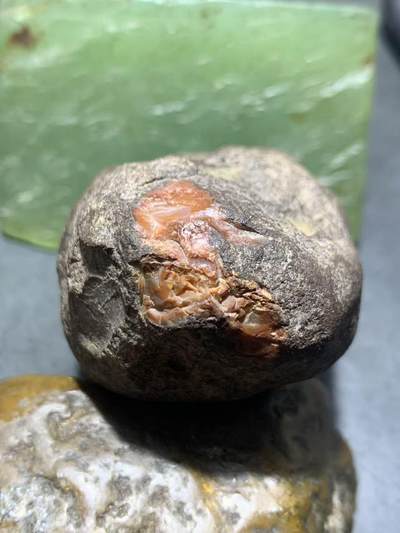 精美南红玛瑙原石伴生矿红碧石开窗料原石一颗， 精美南红玛瑙原石伴生矿红碧石开窗料原石一颗，