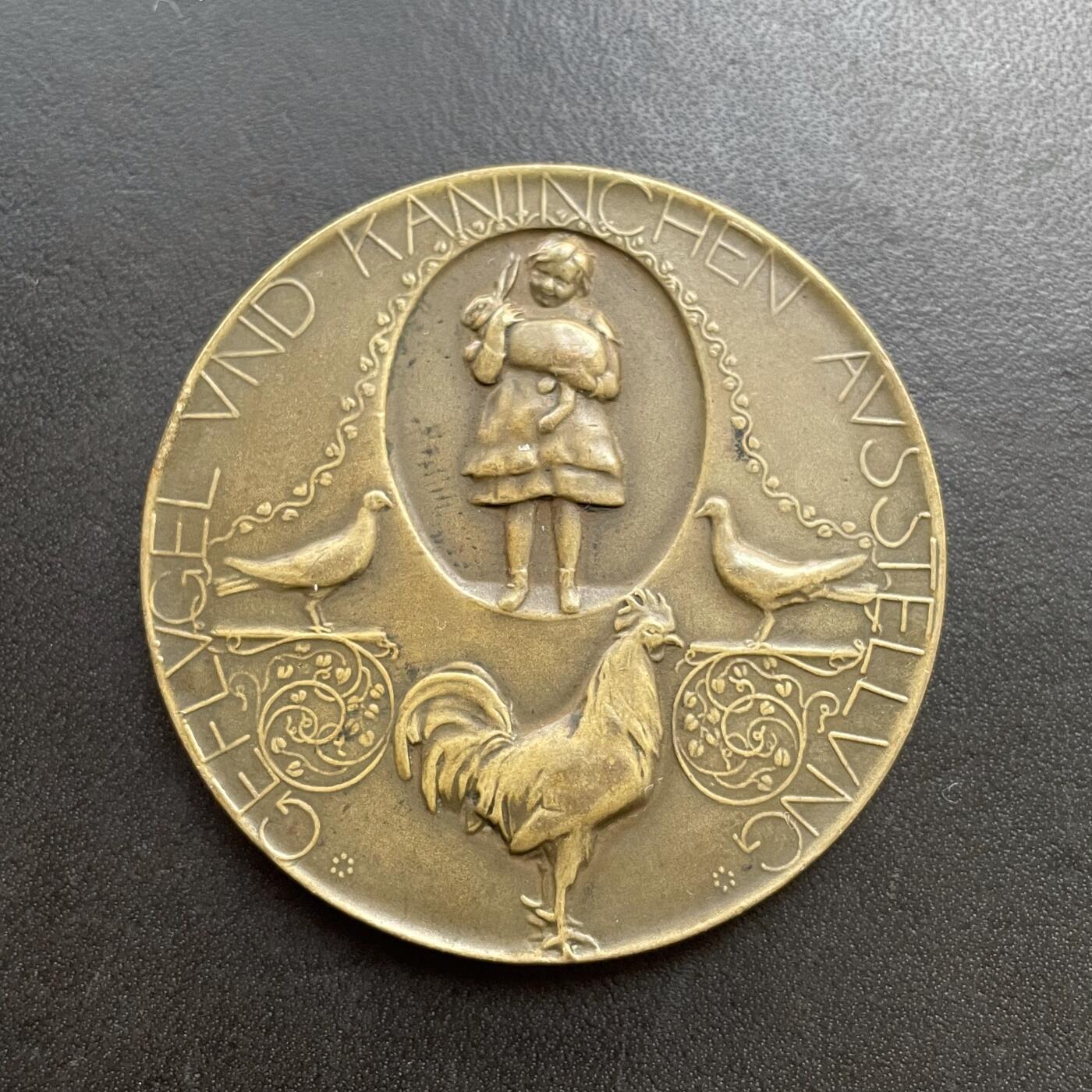 「木头集藏」章牌精品专场！   Alfred Hofmann～1910年奥地利第一届世界狩猎博览会家禽和兔子展铜章，直径：50mm，正面是奥地利皇帝弗朗茨·约瑟夫肖像。这枚章是奥地利为纪念在维也纳举办的首届世界狩猎博览会而发行的6枚铜章之一，存世罕见，并且基本只能在原盒套装中见到，单枚出售非常难得！   