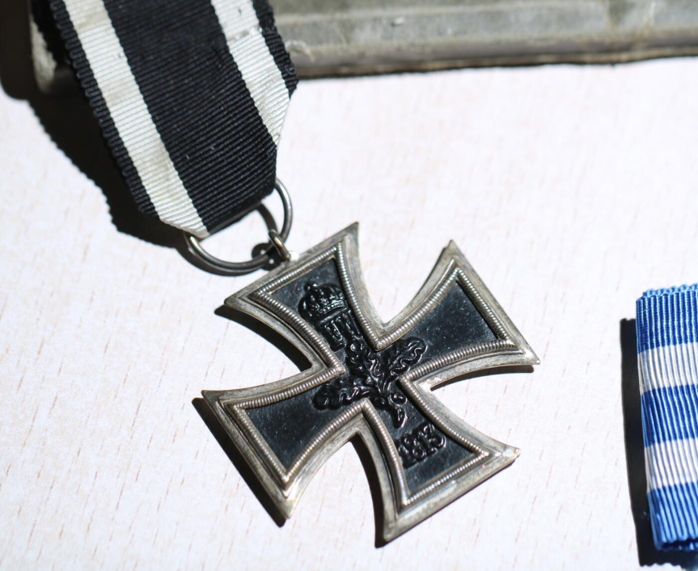 大猫徽章拍卖 第283期 德国ko厂一战二铁，德国民事战功奖章 kvkm圆盘战功奖章，意大利军事十字勋章，意大利一战意澳战争纪念章高浮雕版本，书是瑞士颁发的二战期间的德语军队牧师祈祷书圣经