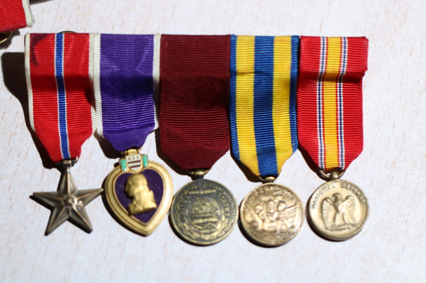 大猫徽章拍卖 第283期 美军海军陆战队韩战及越南战争相关勋略，左下二战版本纯银神射手证章，二战版本纯银冲锋枪神射手证章，美军5R迷你勋章