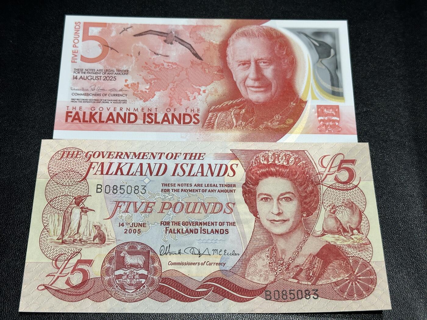 《外钞收藏家》第五百八十八期（优质场）（本平台长期征集拍品、欢迎藏友们联系合作） 福克兰群岛2005年5镑+2025年塑料钞5镑一对（尾3，全程无47）	UNC 纸币有个黄斑瑕疵
