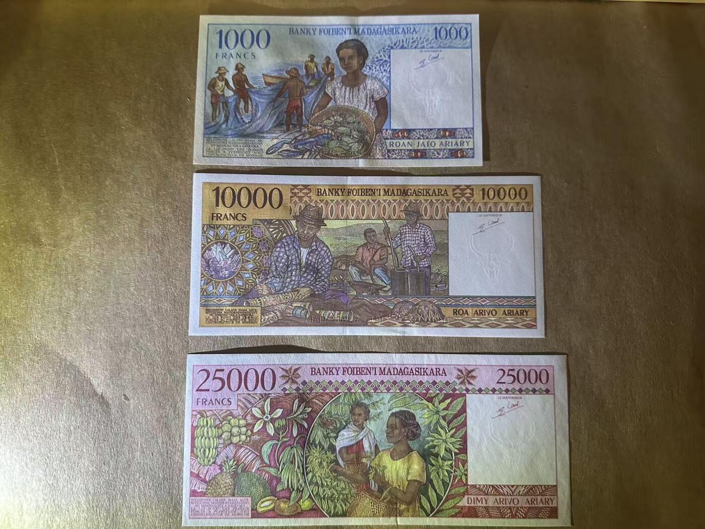 【礼羽收藏】🌏世界钱币拍卖第113期 1994-1998年马达加斯加1000-10000-25000法郎小全套，均为靓号，全新UNC，品相如图