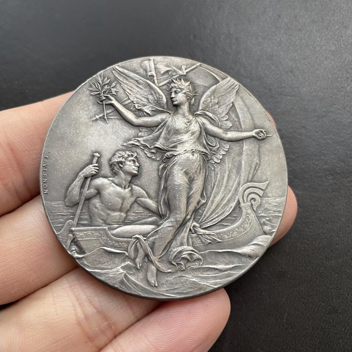 「木头集藏」章牌精品专场！ F.Vernon～法国游艇联盟银章 ，直径：50mm，66 g，边铭：丰饶角 ARGENT，雕刻大师韦尔农经典热门作品。这枚是1890年代发行的初铸版本，非常难得。这款银章更常见的是背面铭文为“法国游艇俱乐部”的版本，发行年代较晚并且多次重铸。