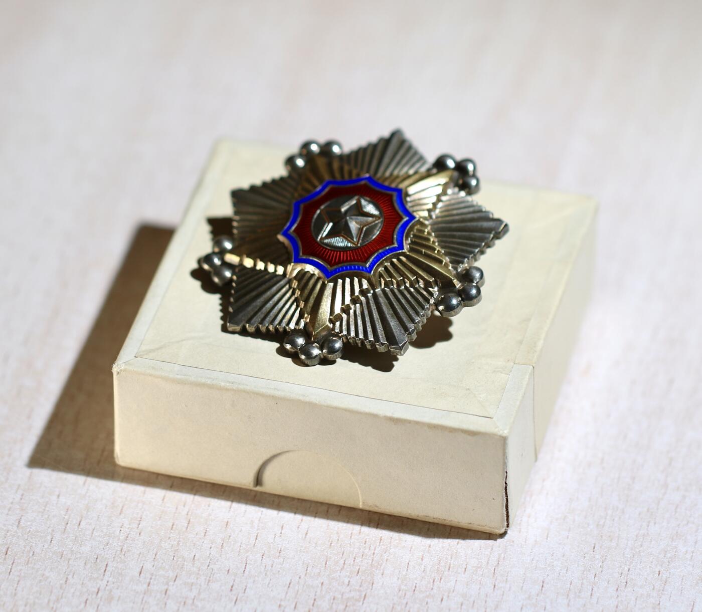 大猫徽章拍卖 第283期 朝鲜🇰🇵二级国旗勋章 完美品相 原纸盒