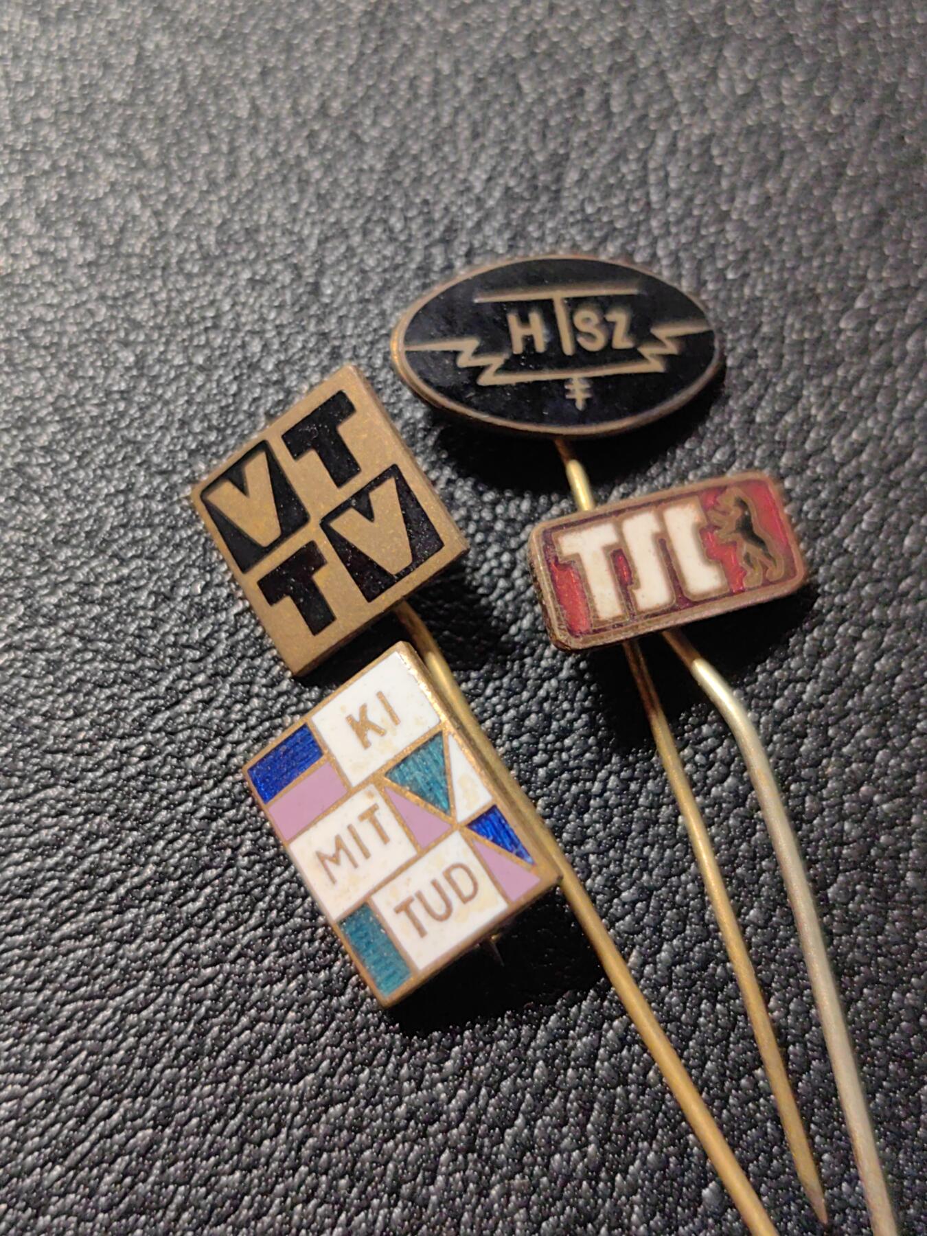 靖甫拍卖第十二场 铜珐琅徽章四枚