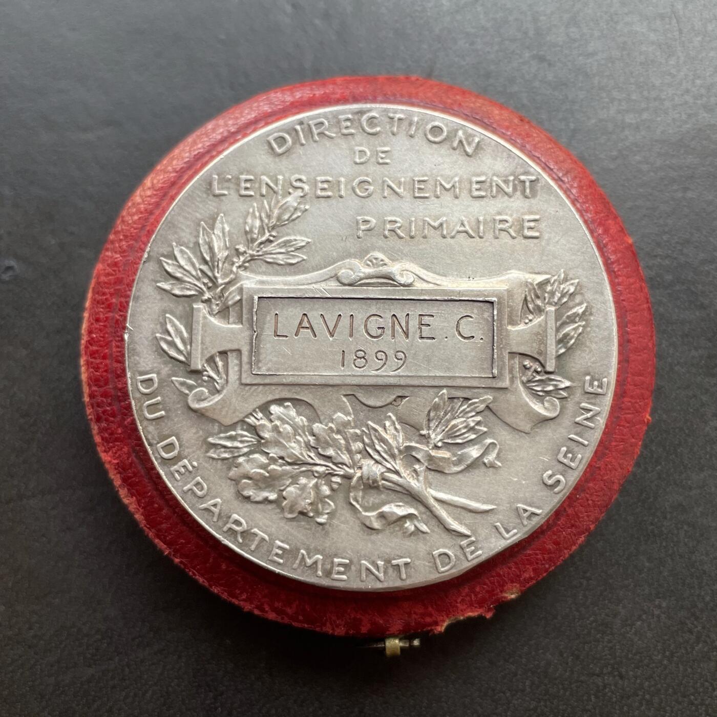 「木头集藏」章牌精品专场！ D.Dupuis～1899年法国初等教育原盒银章，直径：41 mm，38.2 g，边铭：丰饶角 ARGENT，品相不错，原盒正常使用。