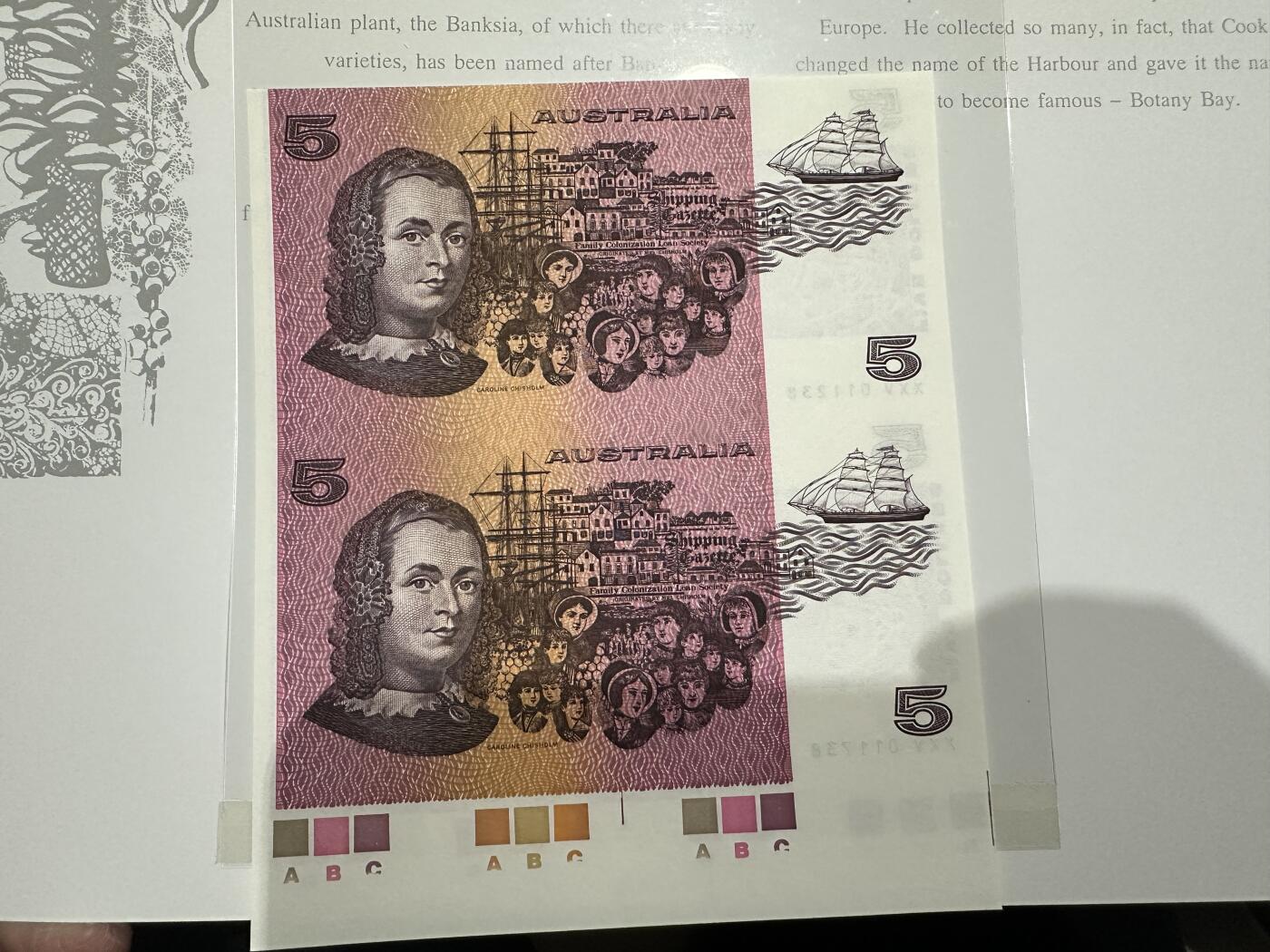 《外钞收藏家》第五百八十八期（优质场）（本平台长期征集拍品、欢迎藏友们联系合作） 1967-1992年澳大利亚纸币发行25周年 5元 加盖纪念钞 二连体 全新带册子 尾8靓号