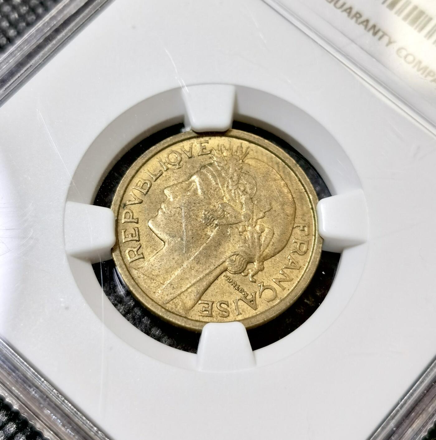 甄臻铺-世界币章拍卖（第40期）送拍享返佣金等优惠多多 NGC-MS64 法国1933年一法郎铜币，比常见的墨丘利商务部法郎少很多，64好品可藏