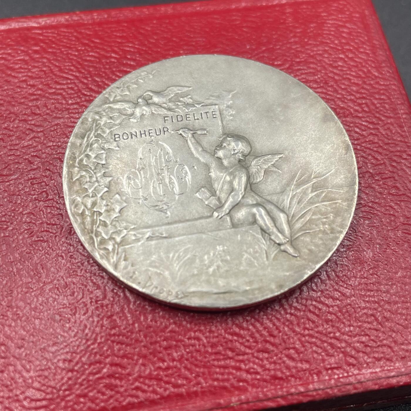 「木头集藏」章牌精品专场！ E.Dropsy～1911年法国婚礼原盒纪念大版银章，直径：36.5 mm，21.1 g，边铭：丰饶角 1 ARGENT，品相不错，原盒正常使用。