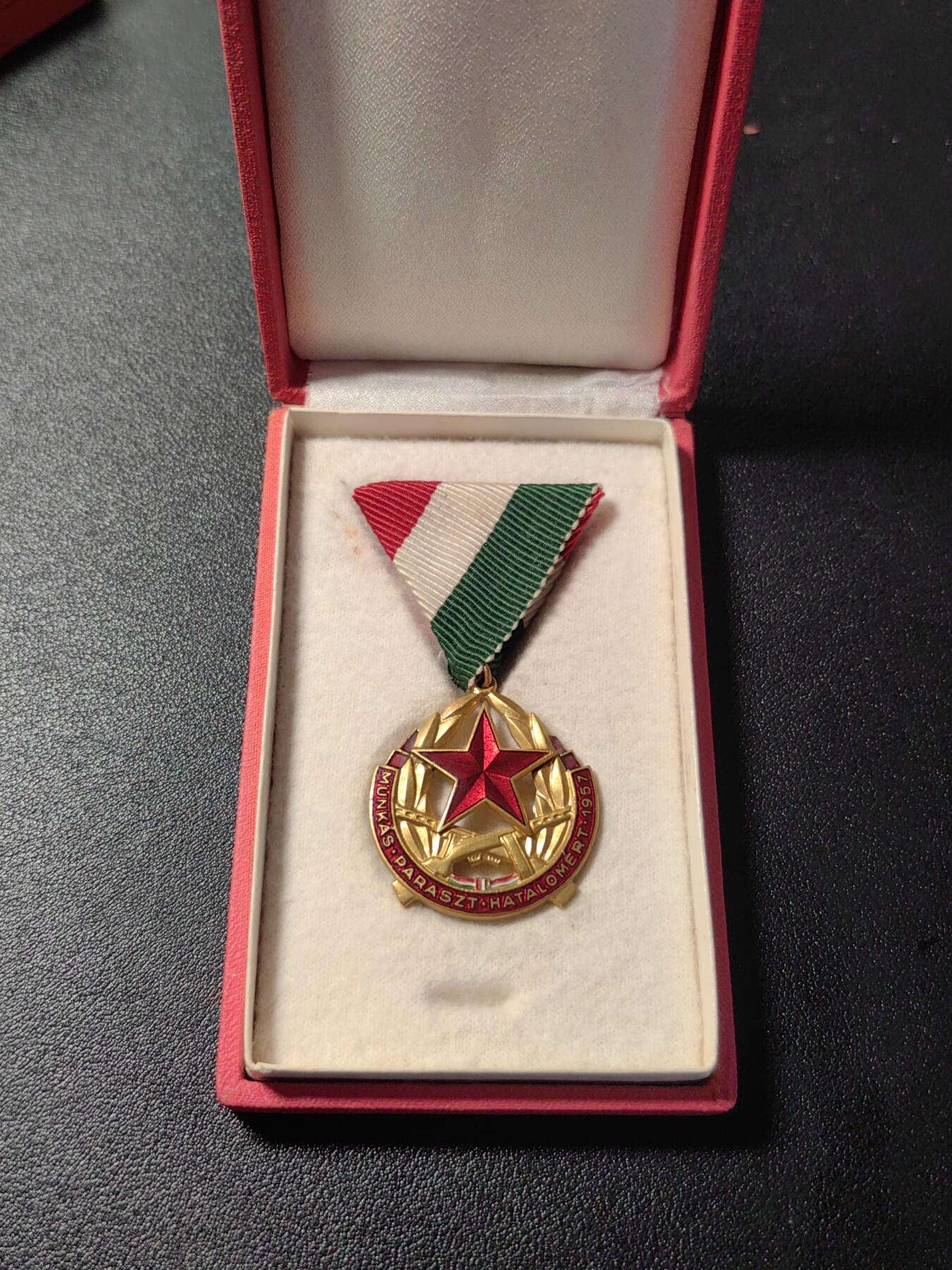 靖甫拍卖第十二场 匈牙利恢复工农秩序奖章（平叛章）