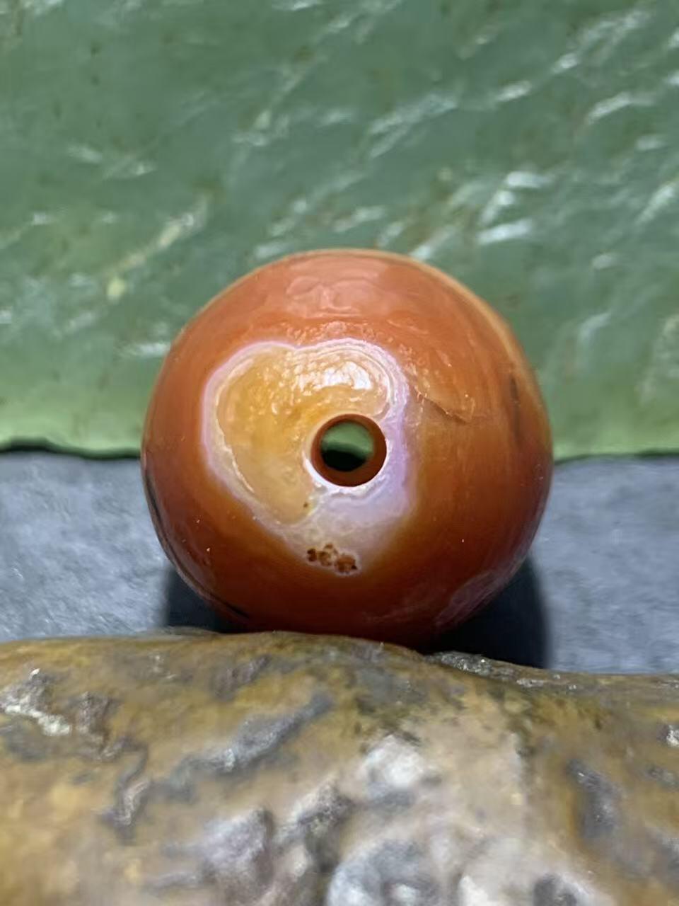 精美高玉化风化纹冰飘一线缠丝玛瑙桶珠一颗，