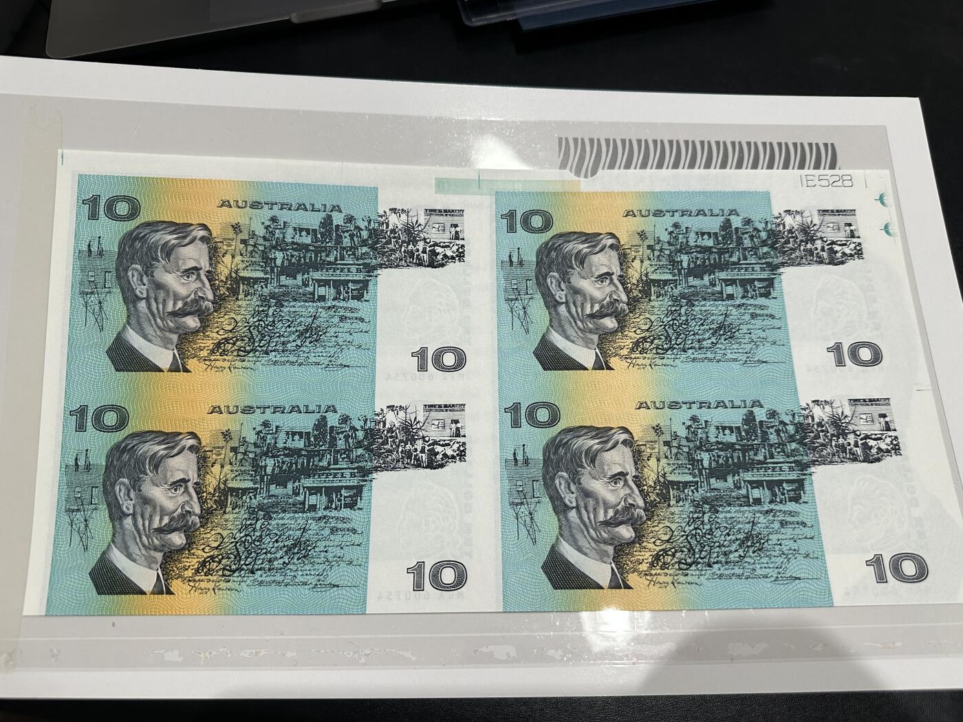 《外钞收藏家》第五百八十八期（优质场）（本平台长期征集拍品、欢迎藏友们联系合作） 澳大利亚纸币10元 四连体 全新带册子
