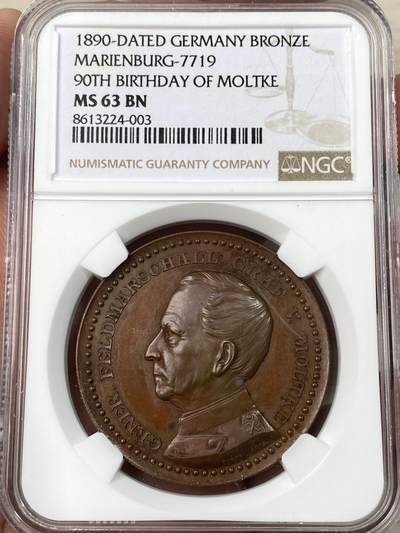 万国钱币拍卖第056期 - NGC MS63 1890年德国帝国陆军参谋总长军神毛奇90大寿纪念大铜章 罕见大规格高浮雕 老毛奇像与其家族盾徽异常精美 精铸类镜面质感收藏级