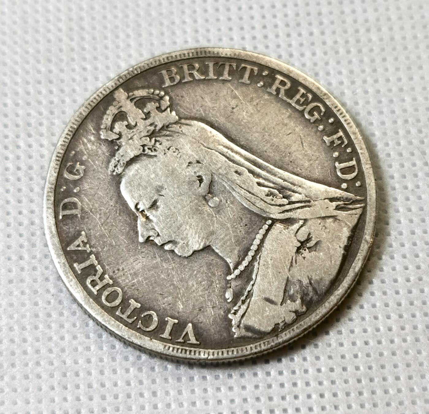 甄臻铺-世界币章拍卖（第40期）送拍享返佣金等优惠多多 英国1889维多利亚高冠马剑克朗银币，细节见图