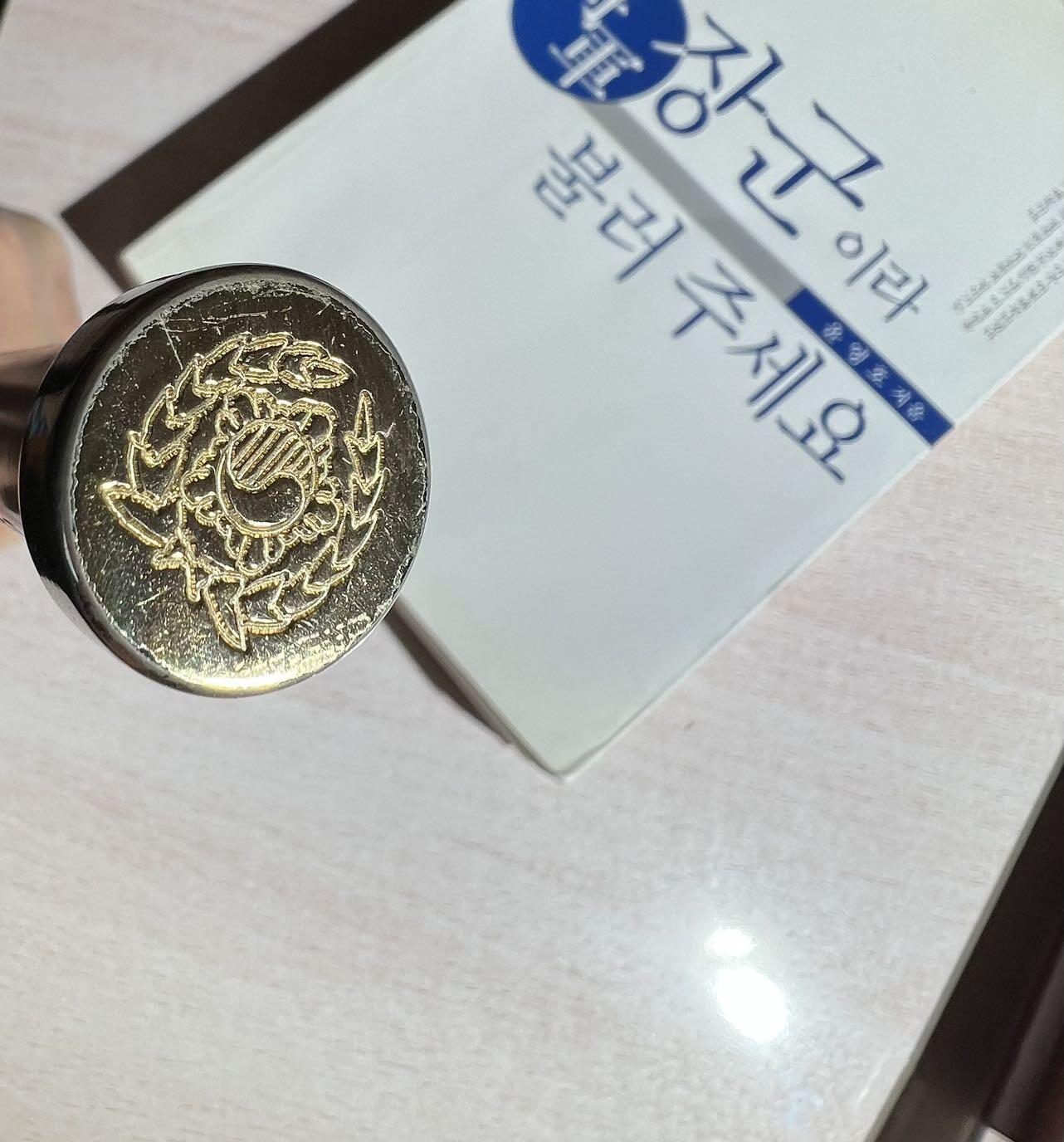 大猫徽章拍卖 第283期 韩国第24任国防部长官李基白，第27任陆军参谋总长李钟九大将分别赠时任陆军本部预算室室长、中央财政团团长尹英镐准将的两根指挥棒。附带一本原主2002年任韩国赛马协会会长时出版的自传《请叫我将军》和原主完整履历。