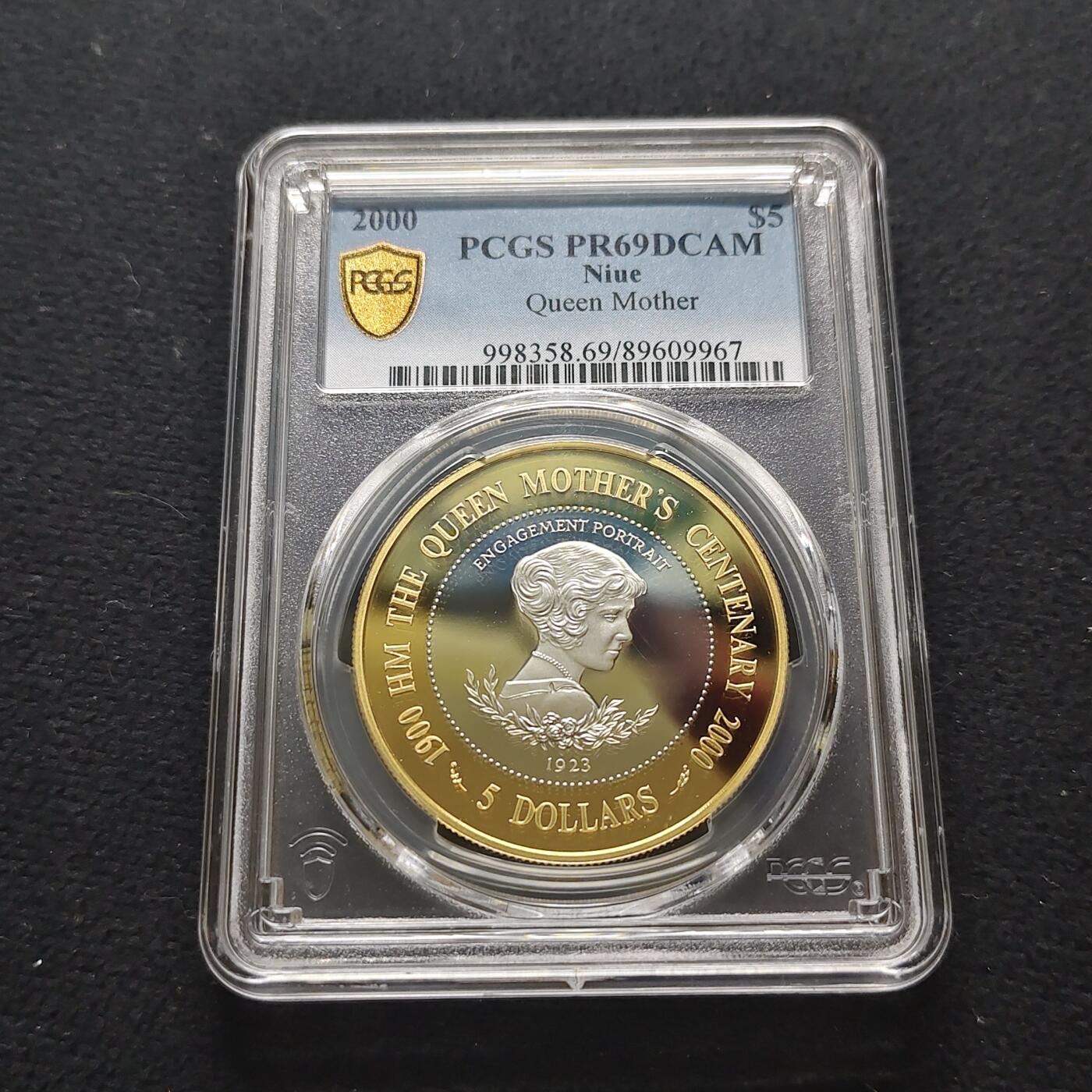 【全场包邮】纯粹捡漏拍481场（免费代拍第18场） 纽埃2000年5元女王母亲伊丽莎白皇太后诞生100周年外圈镀金精制克朗型纪念银币-PCGS PR69 DCAM