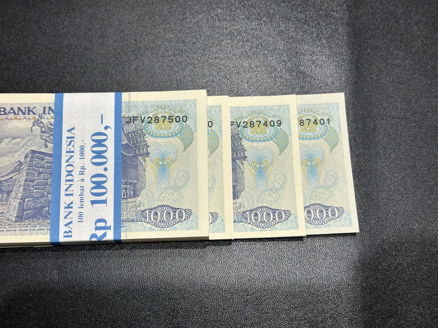 《外钞收藏家》第五百八十八期（优质场）（本平台长期征集拍品、欢迎藏友们联系合作） 印度尼西亚92年1000卢比一刀百连（苏门答腊岛多巴湖）	UNC 无黄无斑 部分角不绝