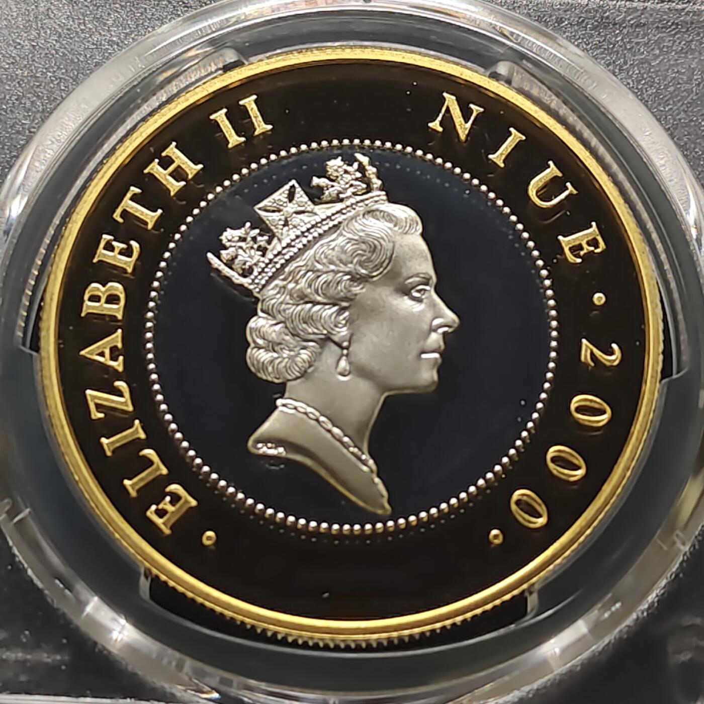 【全场包邮】纯粹捡漏拍481场（免费代拍第18场） 纽埃2000年5元女王母亲伊丽莎白皇太后诞生100周年外圈镀金精制克朗型纪念银币-PCGS PR69 DCAM
