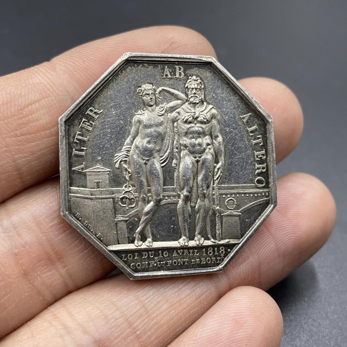 「木头集藏」章牌精品专场！ 法国路易十八波尔多石桥公司八角银章，直径：33.5 mm，19.2 g，边铭：船首 ARGENT （1842-1845年），背面刻画商业之神与大力神形象，较少见八角。