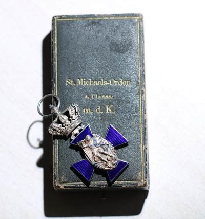 大猫徽章拍卖 第283期 - 巴伐利亚王国四级带冠圣米迦勒勋章。银质珐琅品相完美，挂环带厂标，原盒带烫金厂标十分难得，勿拿品相有缺陷的比。“m.d.K”为mit der krone缩写，仅在带冠的原盒上印有。1837年时任巴伐利亚国王路德维希一世设立圣米迦勒勋章，前身是巴伐利亚选帝侯于1693年设立的圣米迦勒骑士勋章。之后进行过多次修改，随着德意志帝国与君主制的崩溃于1918年停颁。