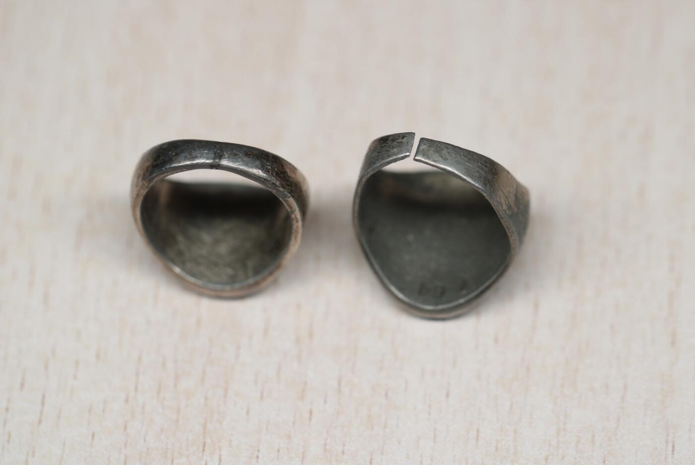 大猫徽章拍卖 第283期  珍爱和平 第三帝国时期超自然神秘组织部门戒指两枚，德国祖先遗产研究会会员戒指、党卫军黑太阳计划标志戒指，材质为德国800银