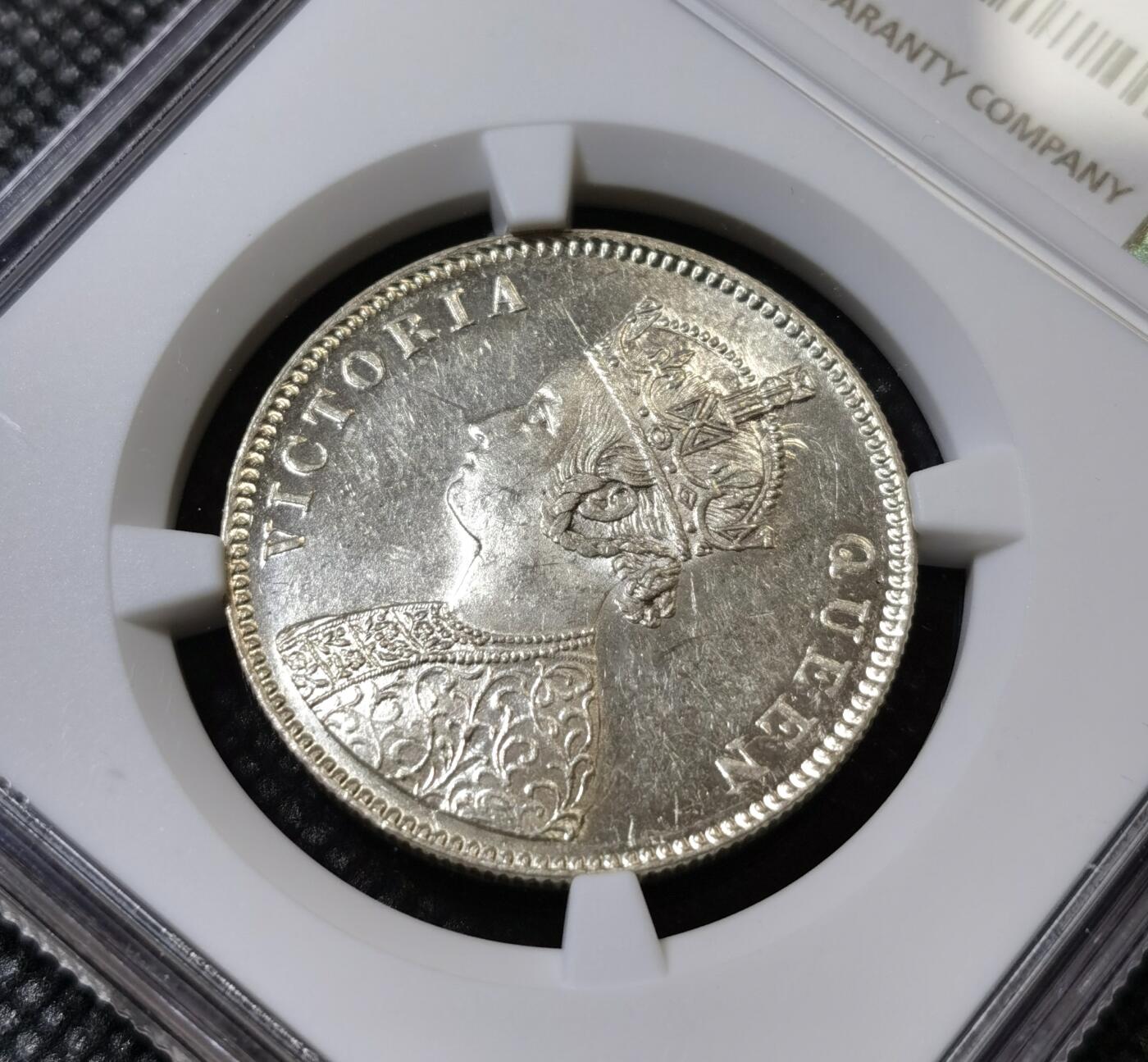 甄臻铺-世界币章拍卖（第40期）送拍享返佣金等优惠多多 NGC-MS62 1862年英属印度维多利亚二世卢比，卷拆状态