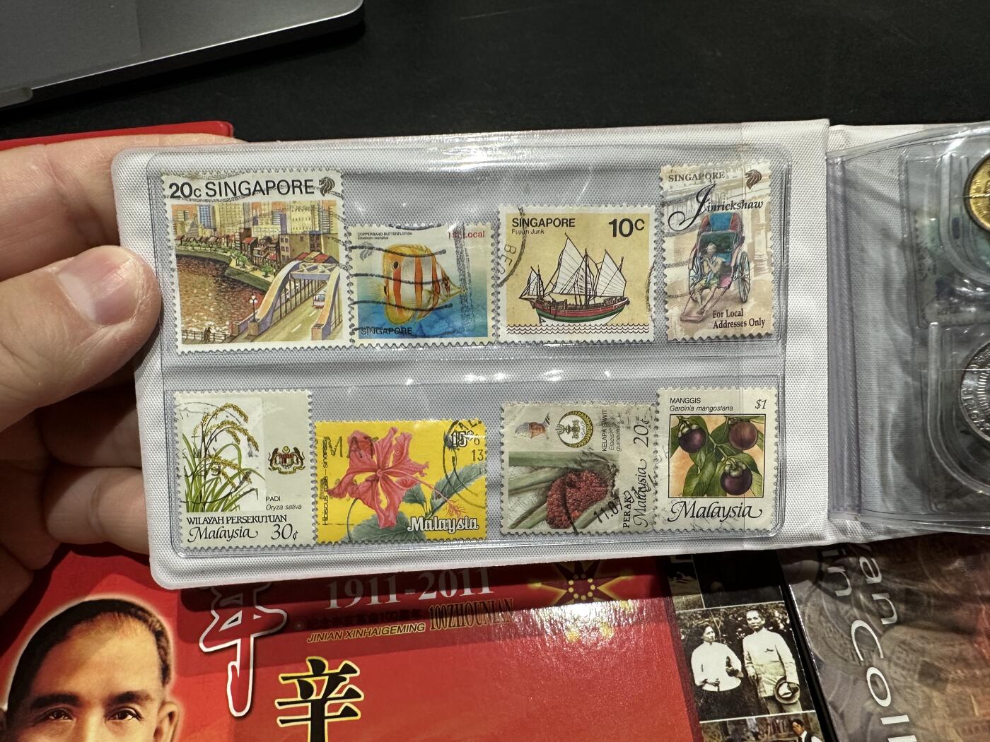 《外钞收藏家》第五百八十八期（优质场）（本平台长期征集拍品、欢迎藏友们联系合作） 新加坡和印度尼西亚邮币册+辛亥革命100周年硬币和纸币册子+台湾纪念币一套