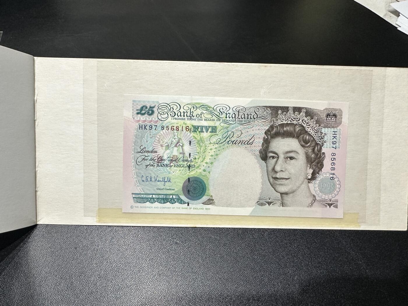 《外钞收藏家》第五百八十八期（优质场）（本平台长期征集拍品、欢迎藏友们联系合作） 英国1997年香港回归5英镑纪念钞（含册稀少，全程无47）	UNC