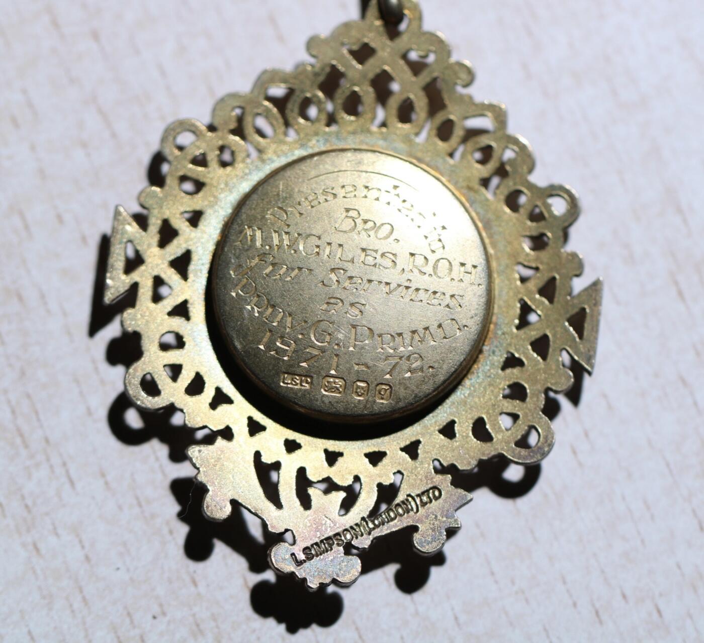 大猫徽章拍卖 第283期 纯银镀金法国工业协会奖章，纯银法国骑士级功勋勋章，皮包收纳：纯银镀金镶红宝石法国共济会奖章，纯银法国军事价值奖章，法国一战战斗联盟奖章，军官级镀金法国国家贡献奖章，原盒军官级镀金法国劳动荣誉奖章。