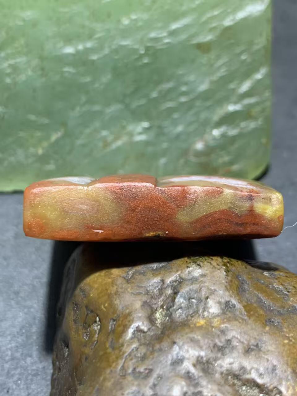 精美亚光北漂战国红玛瑙手工俏色巧雕一心向佛意境牌子吊坠一颗！