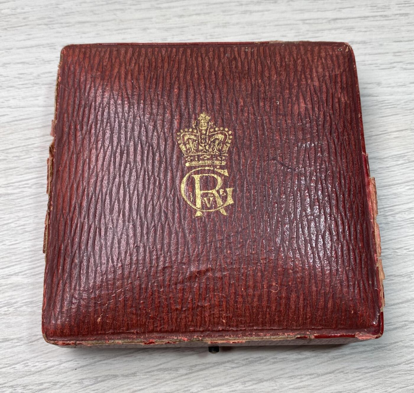 万国钱币拍卖第056期 NGC MS63 1935年英国乔治五世和玛丽皇后纪念银禧年大银章 代表英联邦殖民地的动物环绕章面 带原盒收藏级品质 大规格51MM