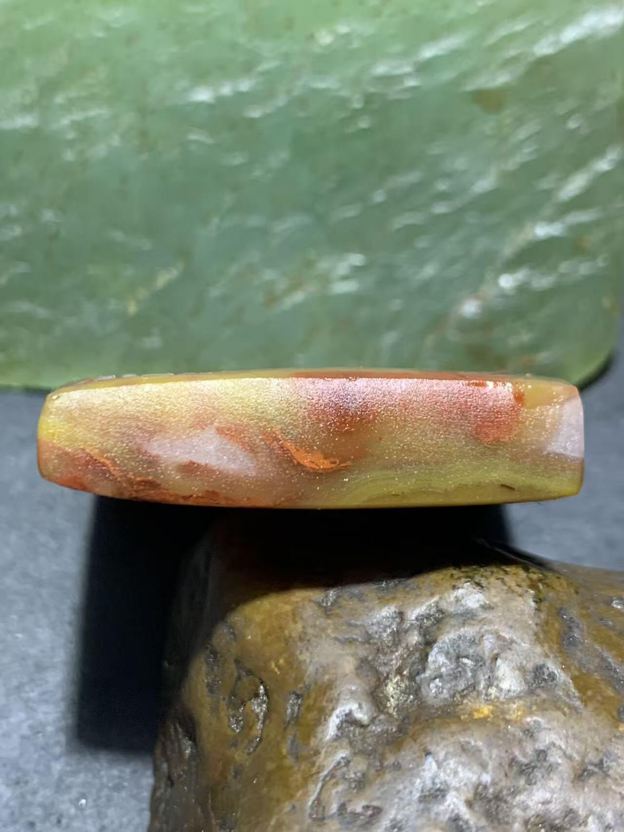 精美亚光北漂战国红玛瑙手工俏色巧雕一心向佛意境牌子吊坠一颗！