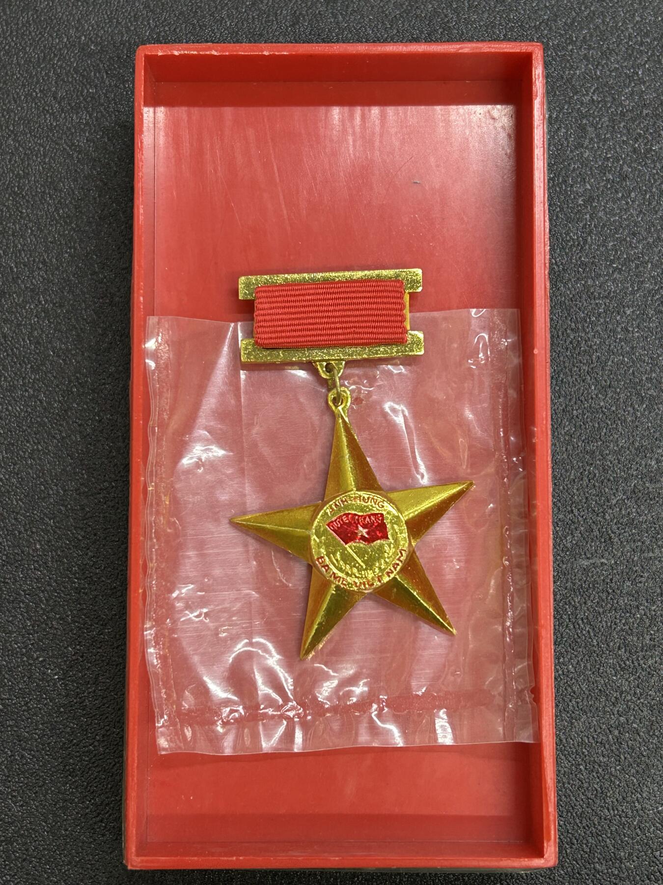 西秦中古拍卖第六十七期 越南英雄母亲勋章 母亲金星章 第一版带原盒 1994年9月10日设立，英雄越南母亲是越南国家授予或追授的荣誉称号，表彰那些为民族解放事业、保卫祖国和履行国际义务做出贡献和牺牲的越南妇女。因为她们的丈夫或者孩子都是战争伤残人员和烈士。