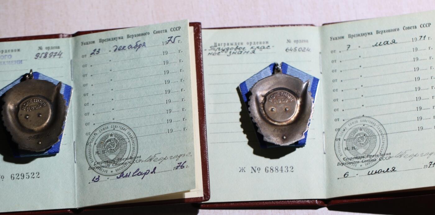 大猫徽章拍卖 第283期 苏联劳动红旗一对带双证 同一人获得