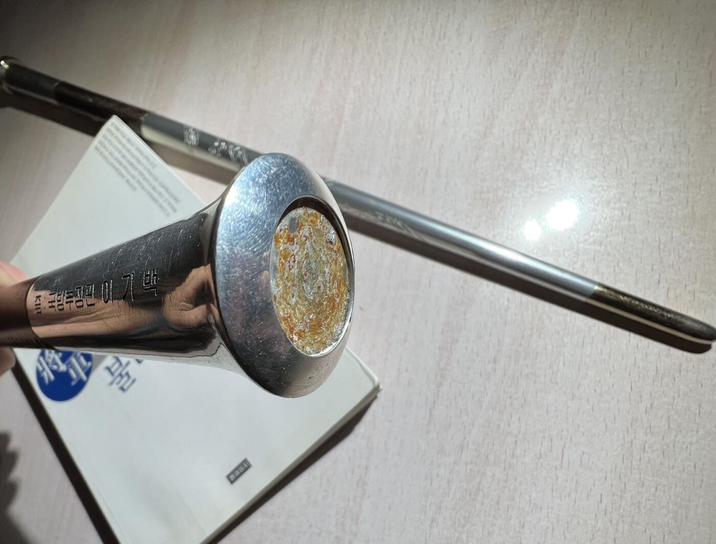 大猫徽章拍卖 第283期 韩国第24任国防部长官李基白，第27任陆军参谋总长李钟九大将分别赠时任陆军本部预算室室长、中央财政团团长尹英镐准将的两根指挥棒。附带一本原主2002年任韩国赛马协会会长时出版的自传《请叫我将军》和原主完整履历。