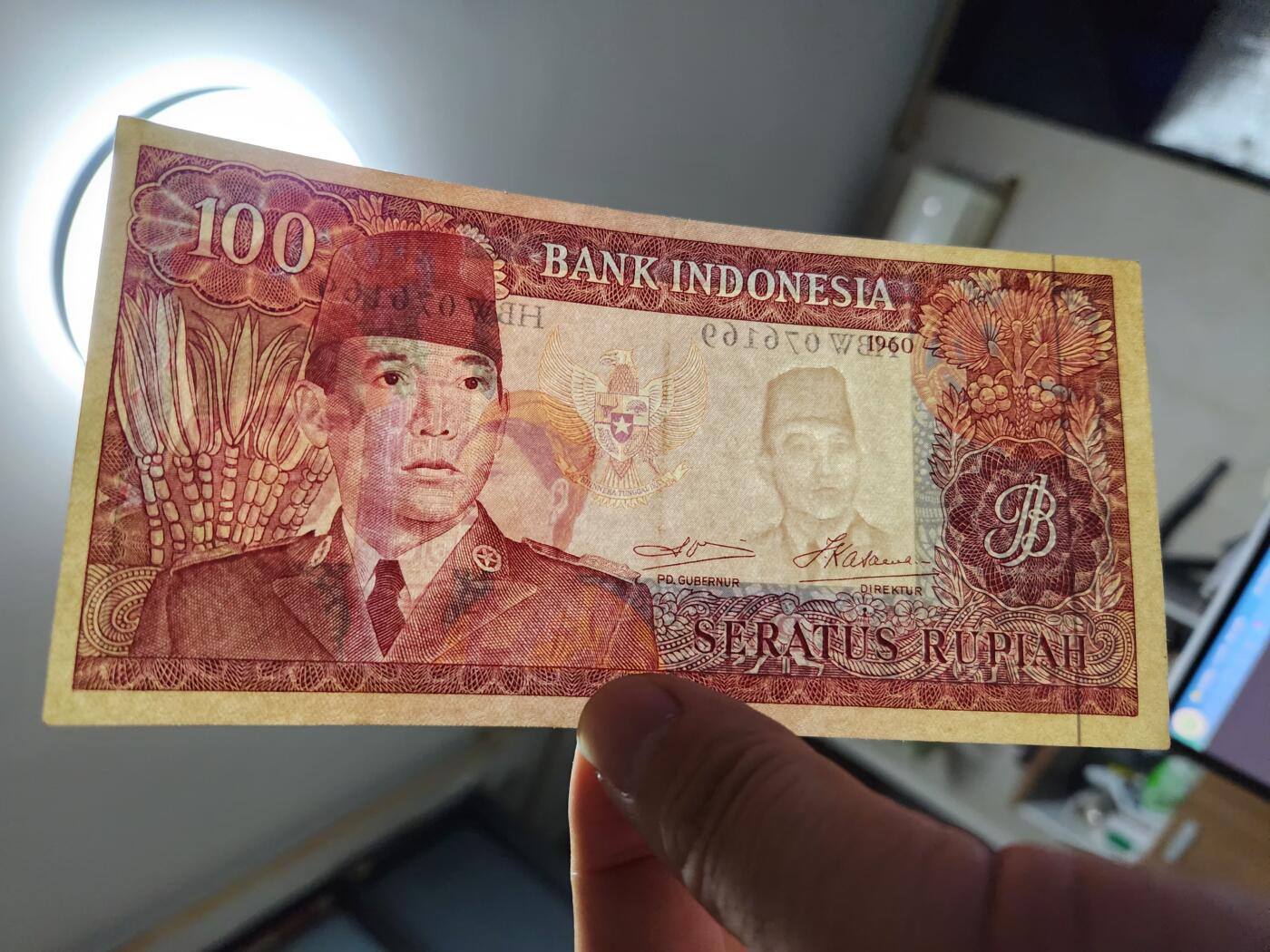 11月28号晚上8点 外国纸币自动截拍第64场 印度尼西亚1960年100卢比 国父苏加诺 极美品