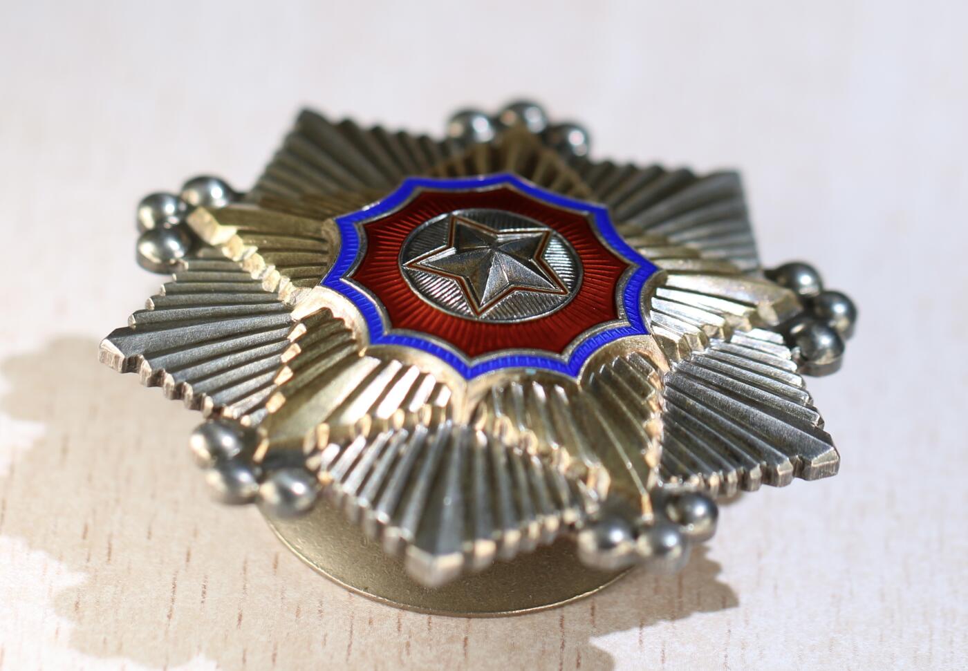 大猫徽章拍卖 第283期 朝鲜🇰🇵二级国旗勋章 完美品相 原纸盒