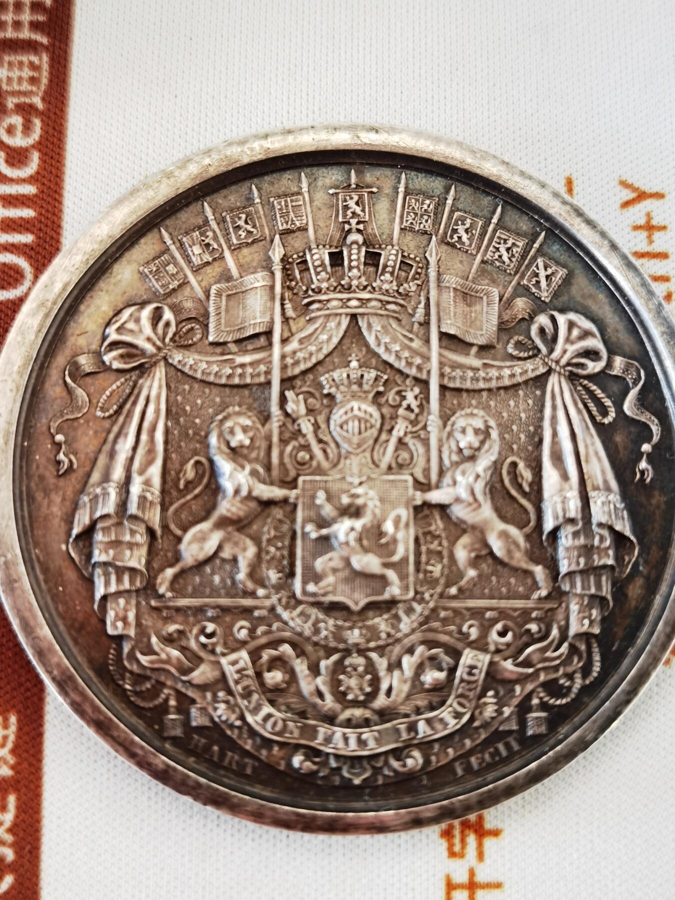 1831元比利时议员代表大银章，全世界仅有几百枚，曾是议员才持有的特殊身份和权力的银质纪念勋章