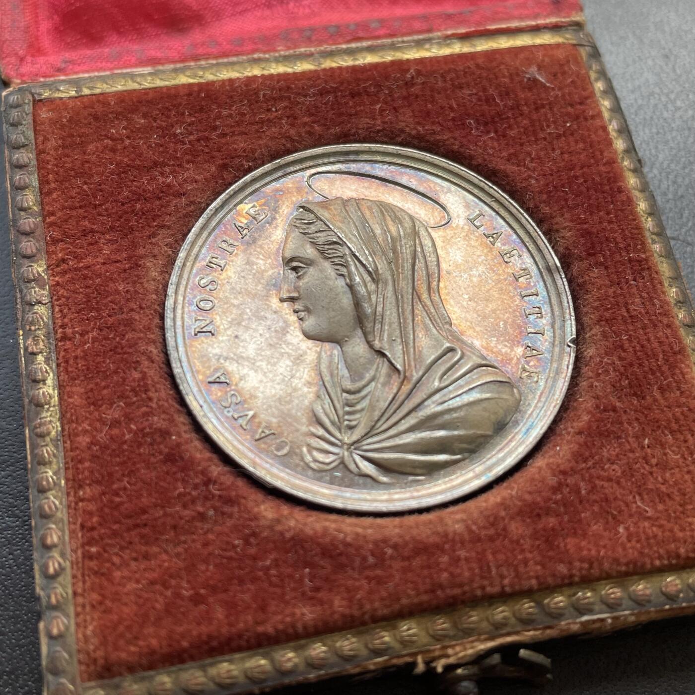 「木头集藏」章牌精品专场！ 梵蒂冈教皇庇护九世圣母玛利亚银章，直径：31.5 mm，16.9 g，少见银章，彩色氧化，原盒正常使用。