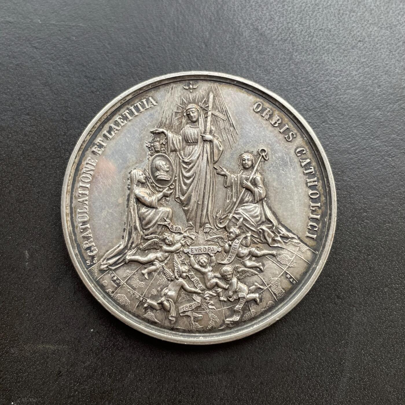 「木头集藏」章牌精品专场！ 1887年梵蒂冈庆祝教皇利奥十三世担任神职50周年纪念银章，直径：47 mm，42.3 g，背面刻画小天使托举着“EUROPA”“AMERICA”等标识，代表全球天主教信众的共同庆祝，较少见大尺寸教皇纪念银章。
