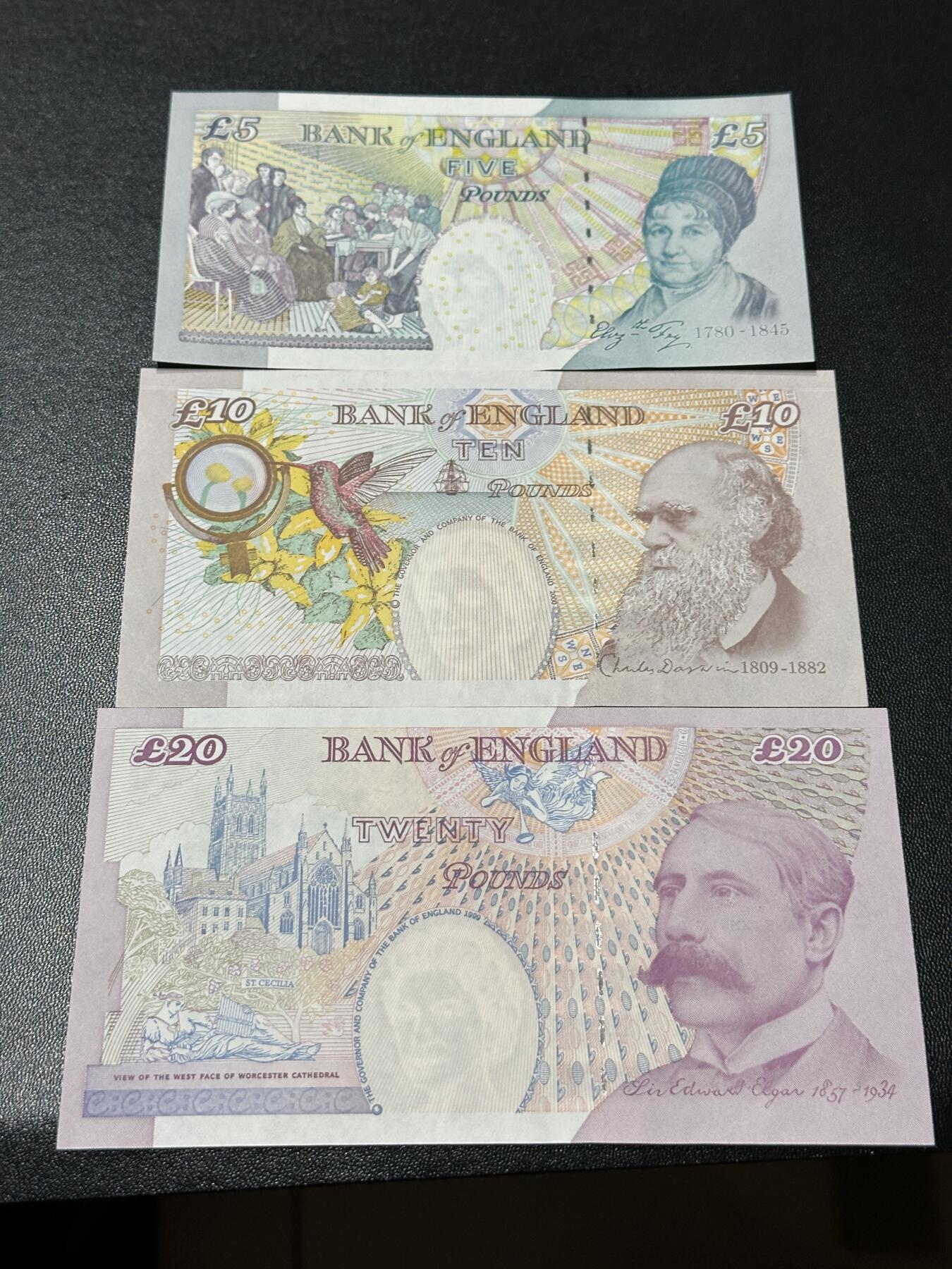 《外钞收藏家》第五百八十八期（优质场）（本平台长期征集拍品、欢迎藏友们联系合作） 英国F序列再版3张一套5/10/20英镑	UNC 10镑有点钞痕和轻微潮点