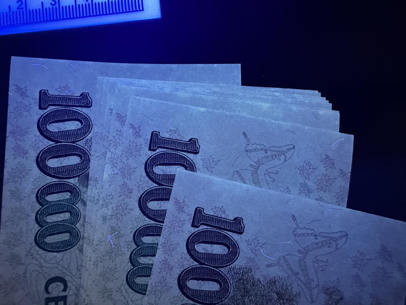 《外钞收藏家》第五百八十八期（优质场）（本平台长期征集拍品、欢迎藏友们联系合作） 巴西1993年10万克鲁塞罗标十连号（大部分全程无4，伊瓜苏大瀑布）	UNC 轻微黄潮斑