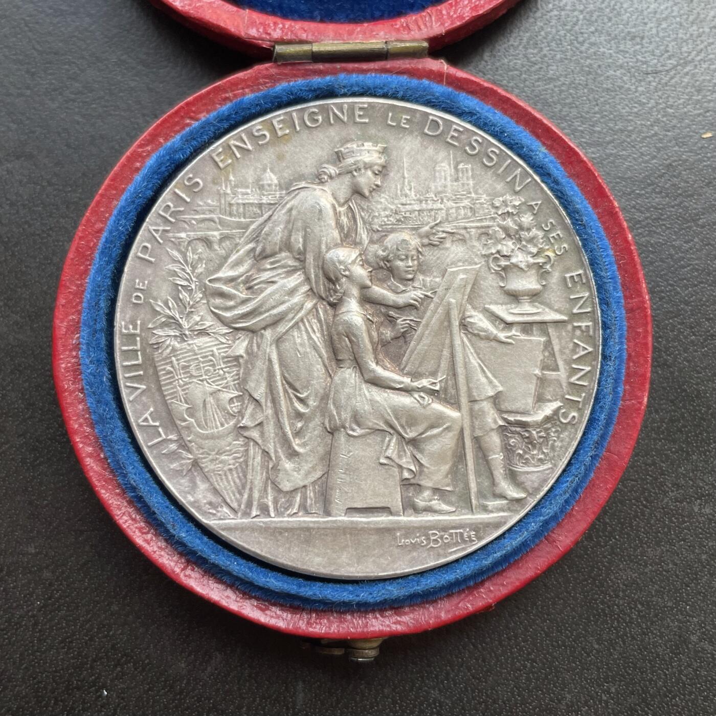 「木头集藏」章牌精品专场！ D.Dupuis～1899年法国初等教育原盒银章，直径：41 mm，38.2 g，边铭：丰饶角 ARGENT，品相不错，原盒正常使用。