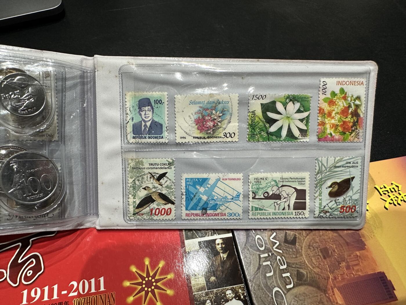 《外钞收藏家》第五百八十八期（优质场）（本平台长期征集拍品、欢迎藏友们联系合作） 新加坡和印度尼西亚邮币册+辛亥革命100周年硬币和纸币册子+台湾纪念币一套