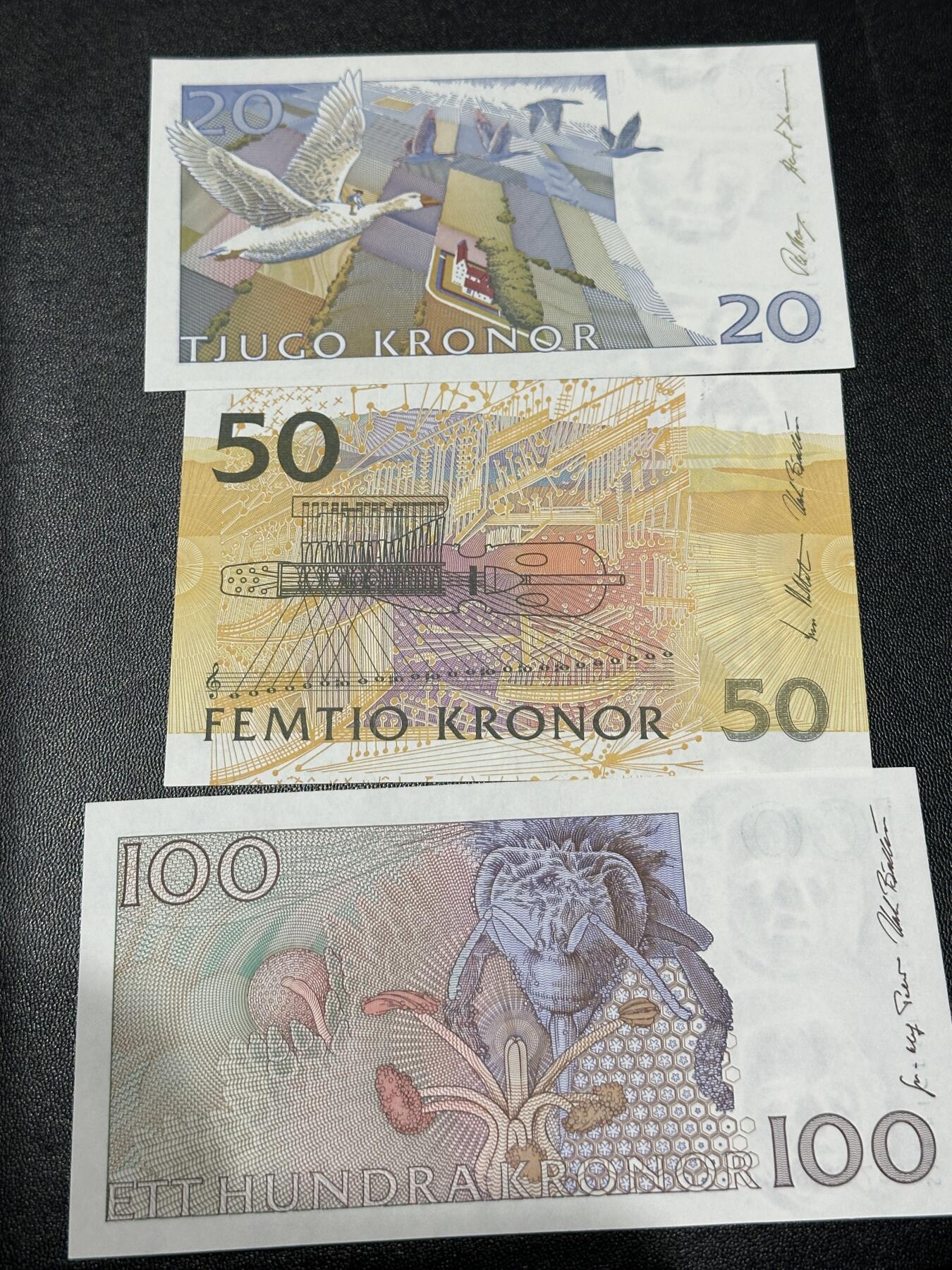 《外钞收藏家》第五百八十八期（优质场）（本平台长期征集拍品、欢迎藏友们联系合作） 瑞典初版20拉格洛夫/50夜莺珍妮林德/100卡尔林奈三张	UNC