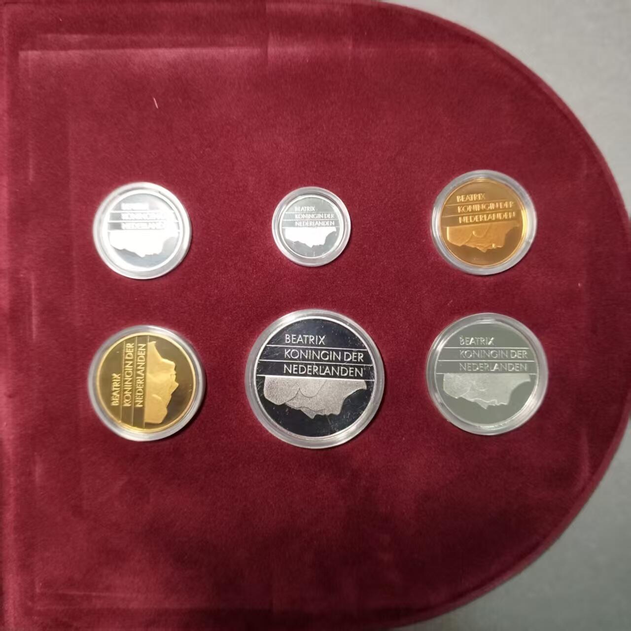 长老汇蛇年精选第七十九场拍卖  1997荷兰碧翠丝6枚精制套币，盒证齐全，不多见