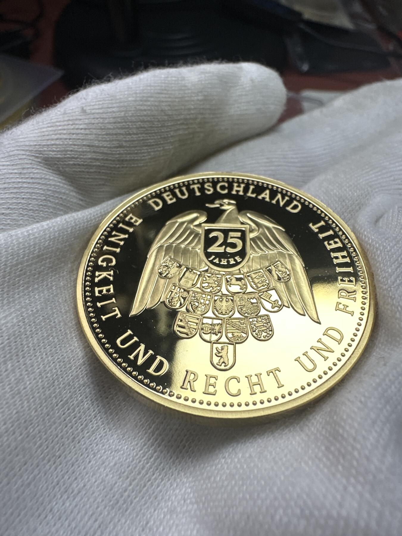 12.4铜章专场 2015年德国统一25周年 柏林国会大厦高浮雕精致镀金铜章 40mm