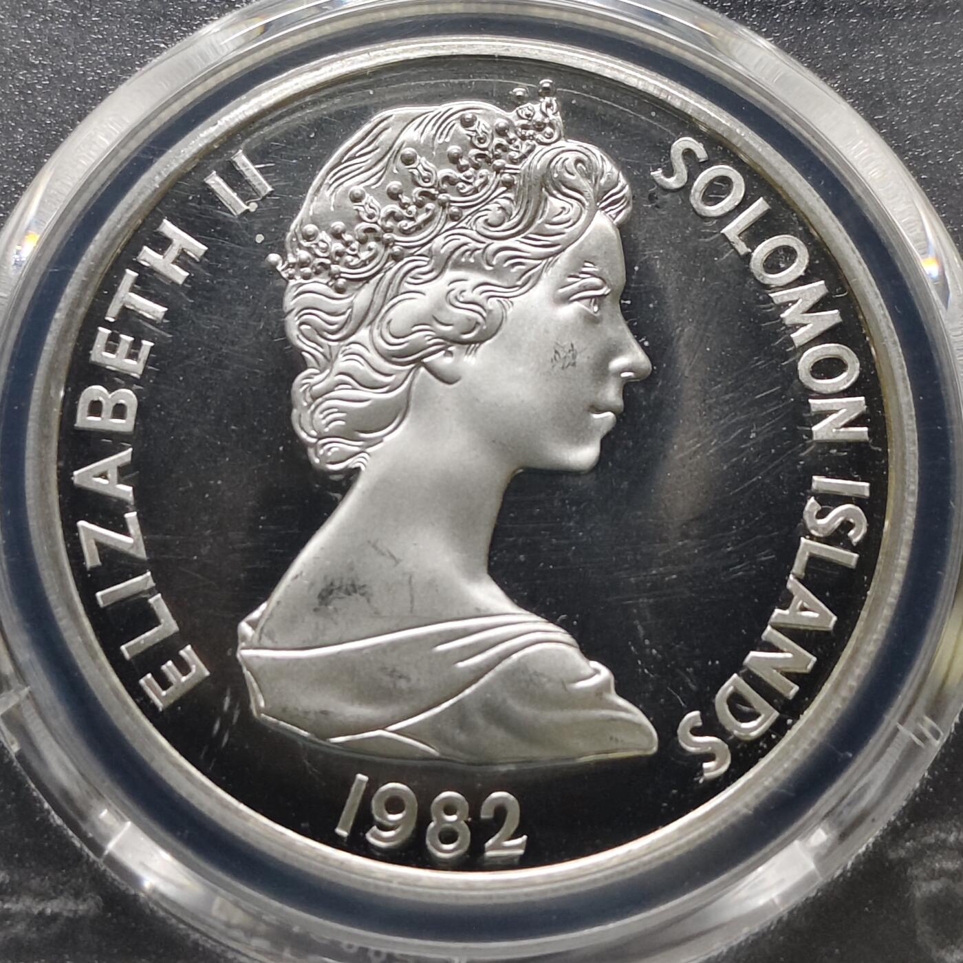 【全场包邮】纯粹捡漏拍481场（免费代拍第18场） 【稀少】所罗门群岛1982年5元瓜岛战役精制克朗型纪念银币-量1368-PCGS PR67 DCAM
