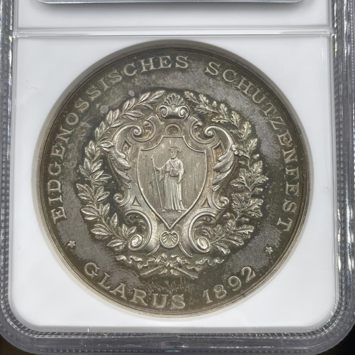 「木头集藏」章牌精品专场！ Huguenin～1892瑞士格拉鲁斯射击节银章，MS63 ，直径：45mm，38 g，NGC加厚盒，经典射击节品种，设计精美，包浆很漂亮。